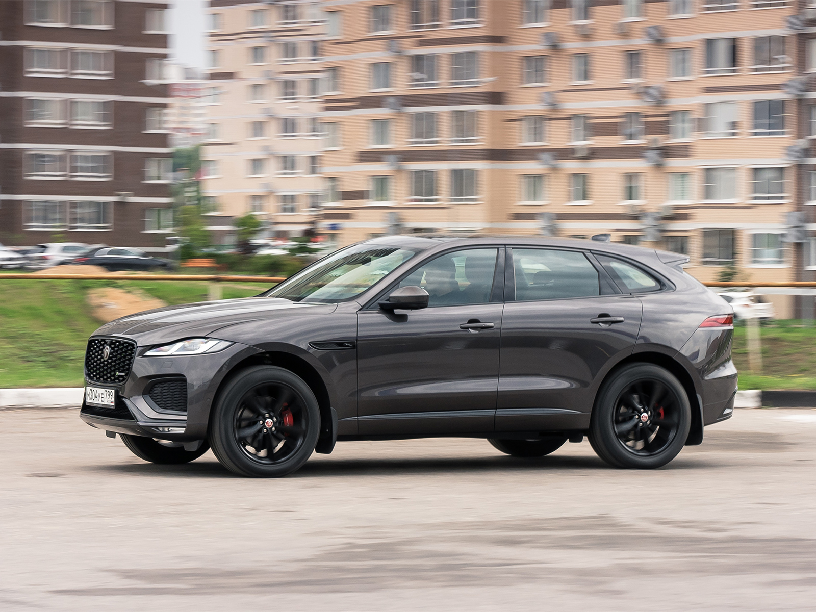 Jaguar f Pace сзади