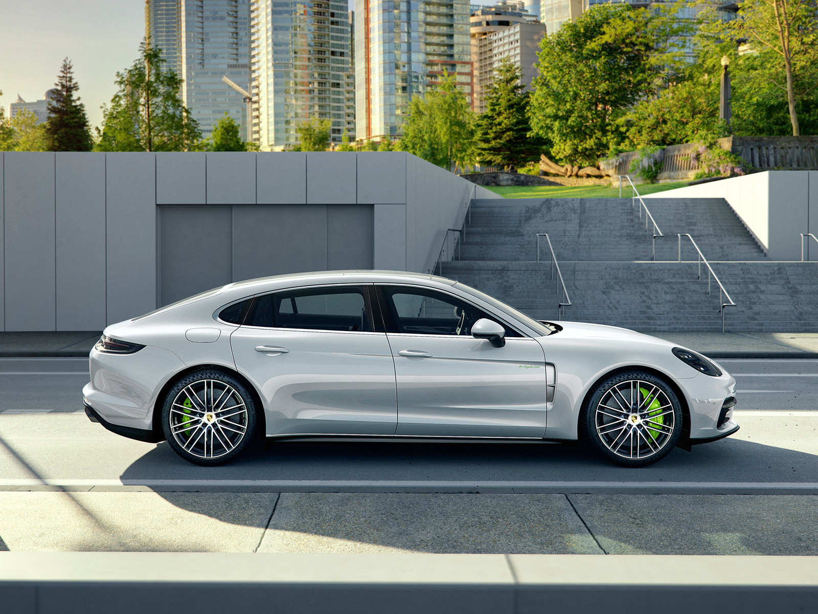 Porsche Panamera 2020 сбоку