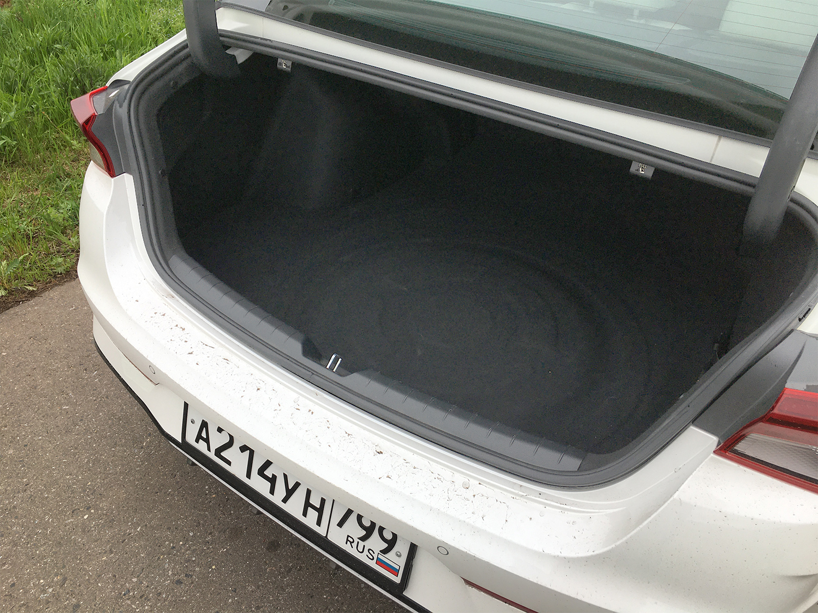 Фото KIA K5 - Приличный объем багажника, но проем сужен