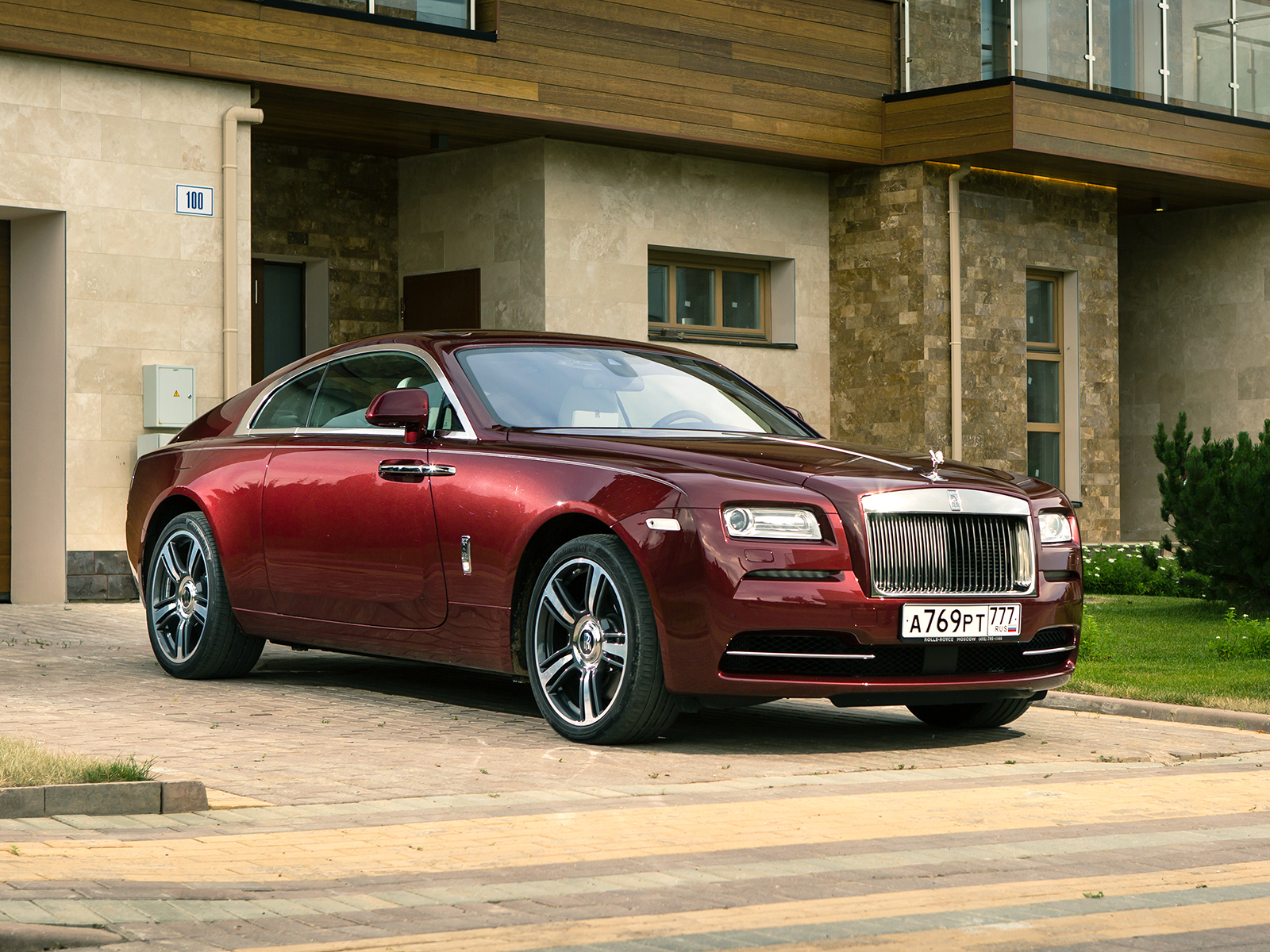 Rolls Royce Wraith красный