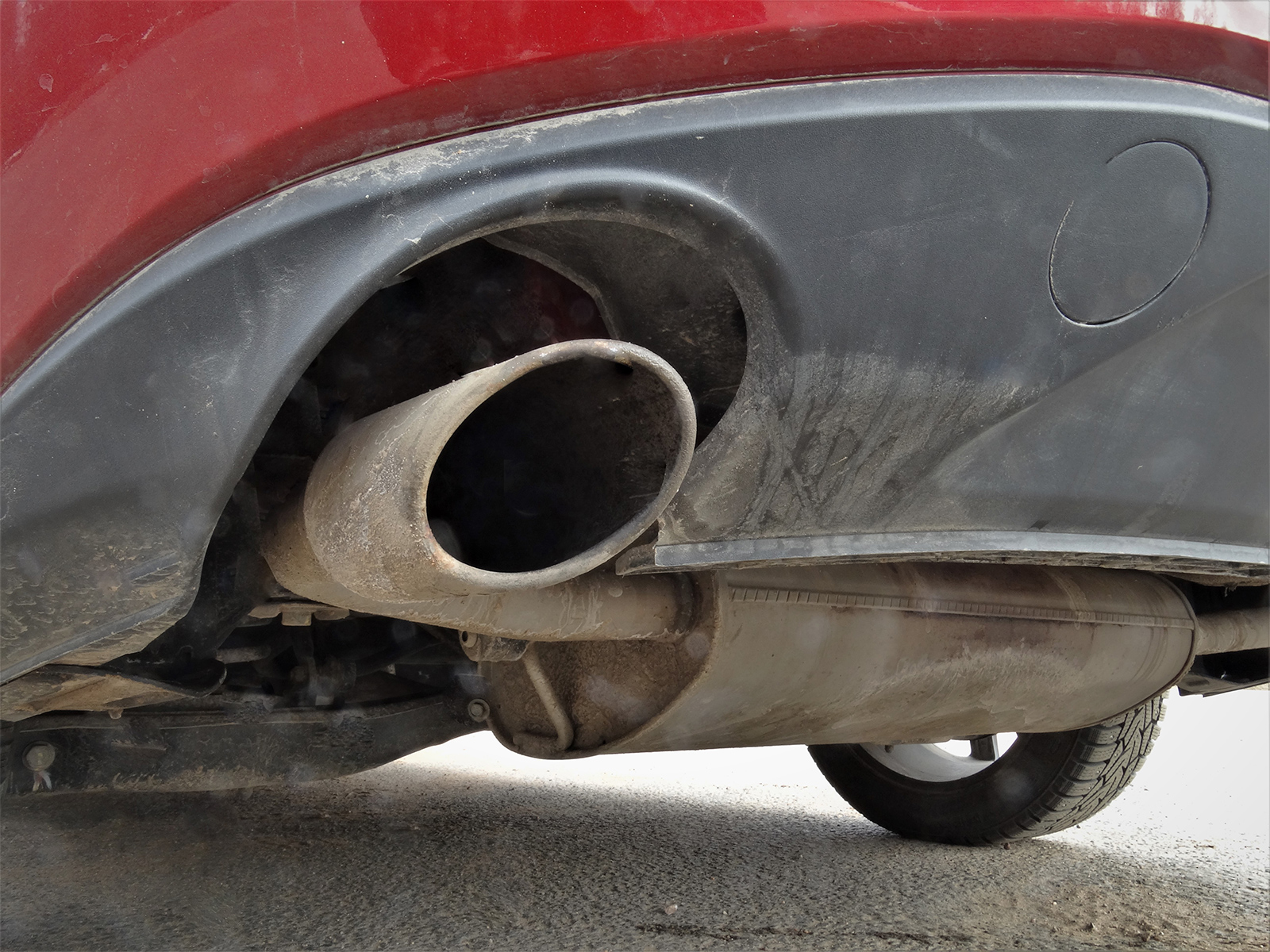 Фото JAC J7 - Автомобиль хвастает двумя мощными патрубками системы ...