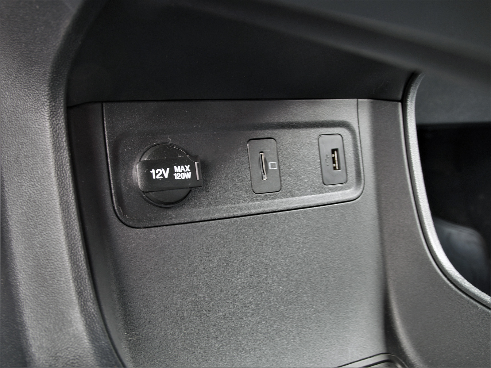 Фото Changan UNI-S - На нижнем «этаже» туннеля пола находятся 12 ...