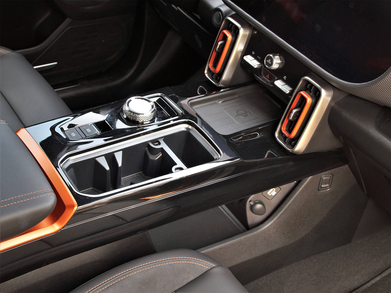 Фото Haval Dargo - Входы USB и 12-вольтовые розетки есть с обеих сторон ...