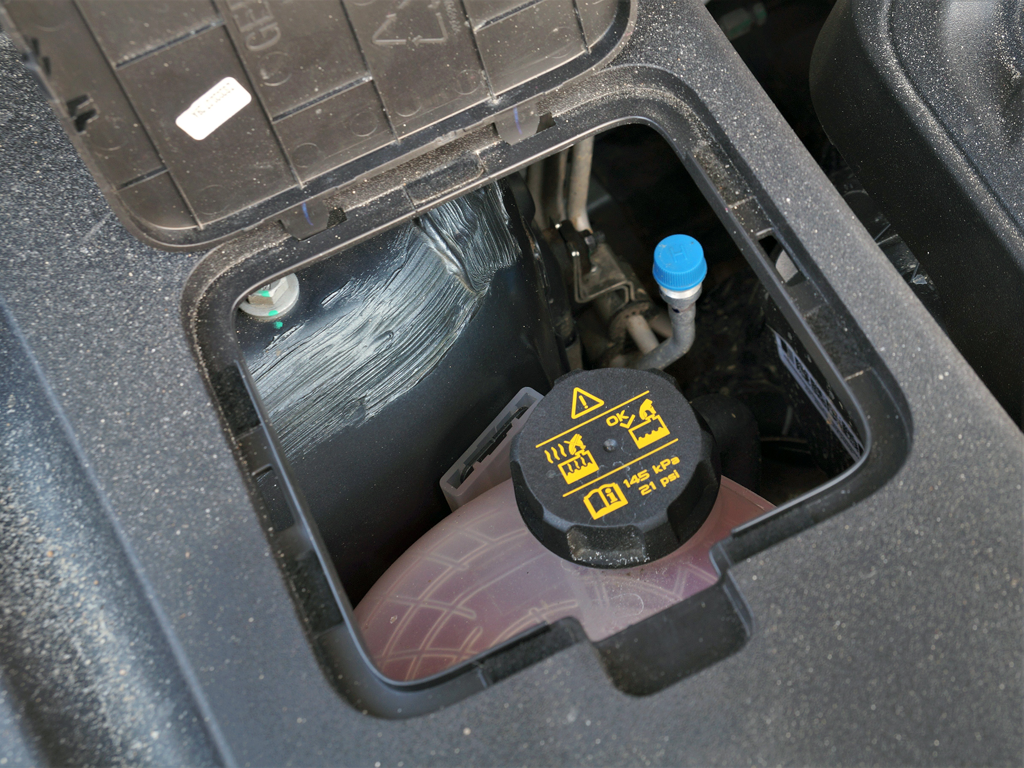 Фото Geely Tugella - Доливать охлаждающую жидкость в расширительный ...