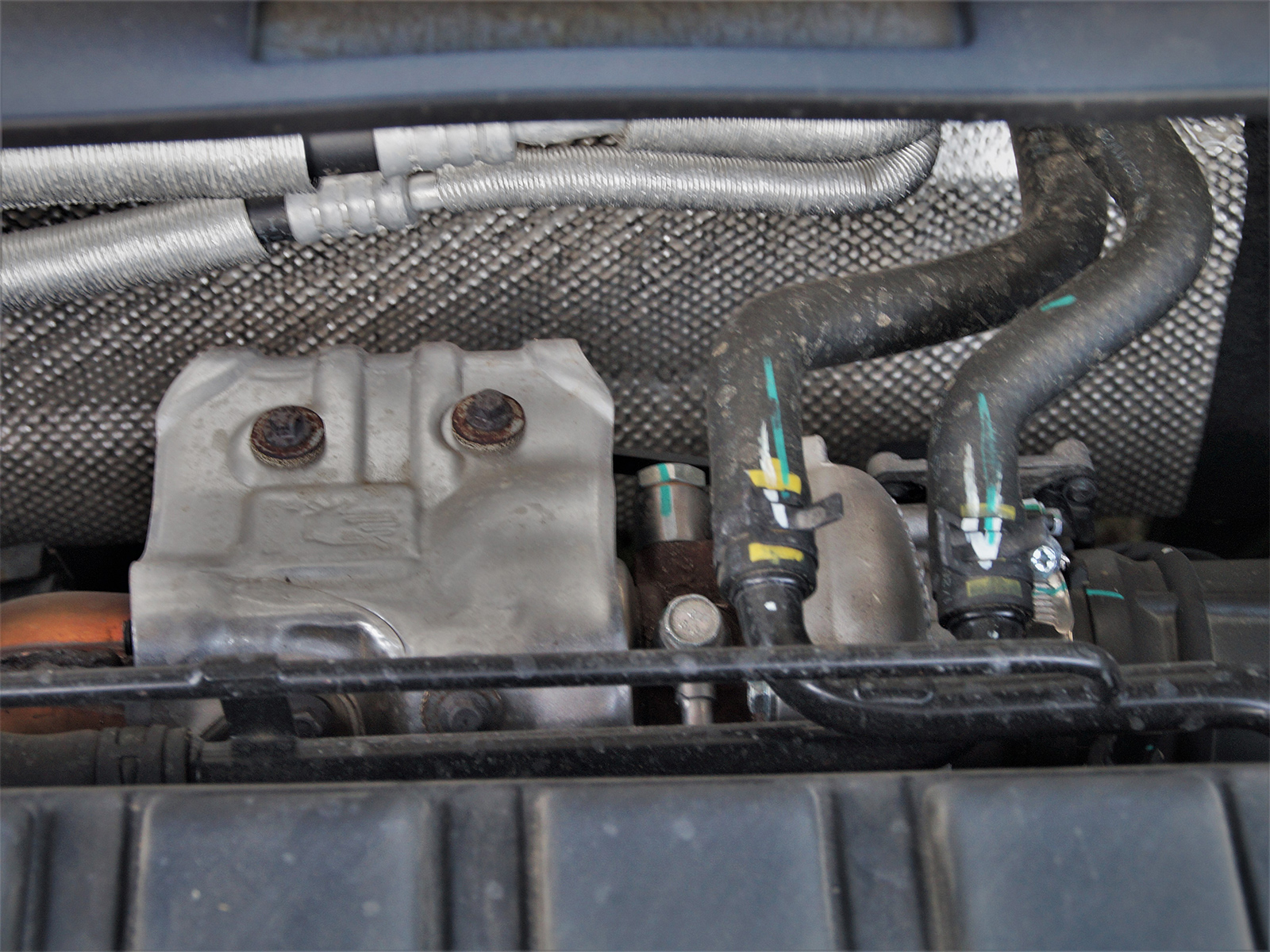 Фото Omoda C5 - Устройство турбонаддува находится позади двигателя, со ...