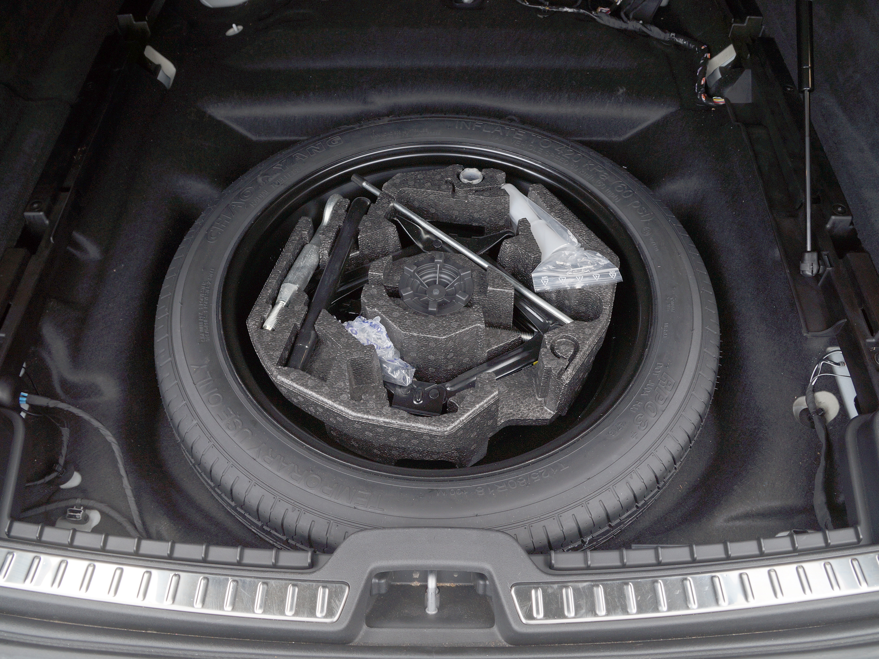 Xc90 2.4 дизель как снять докатку Фото Volvo V90 Cross Country - .ниже которого расположено запасное колесо (докат