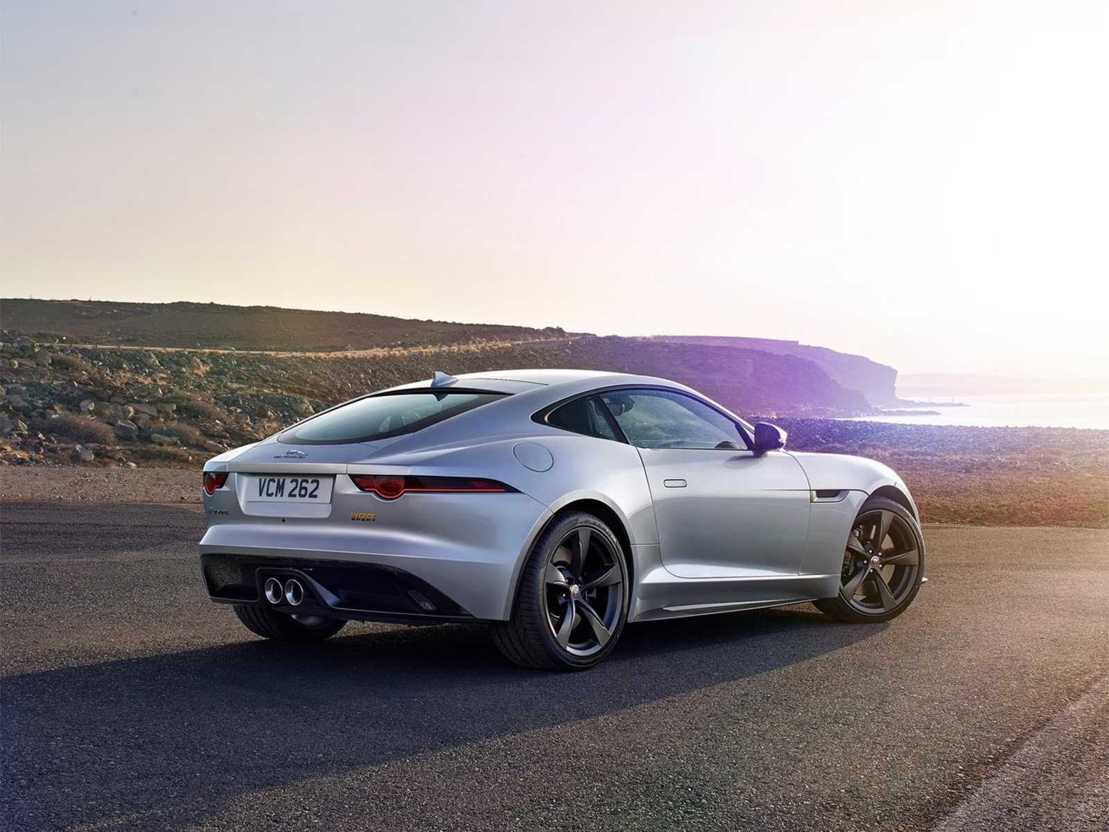 Jaguar f Type вид сзади