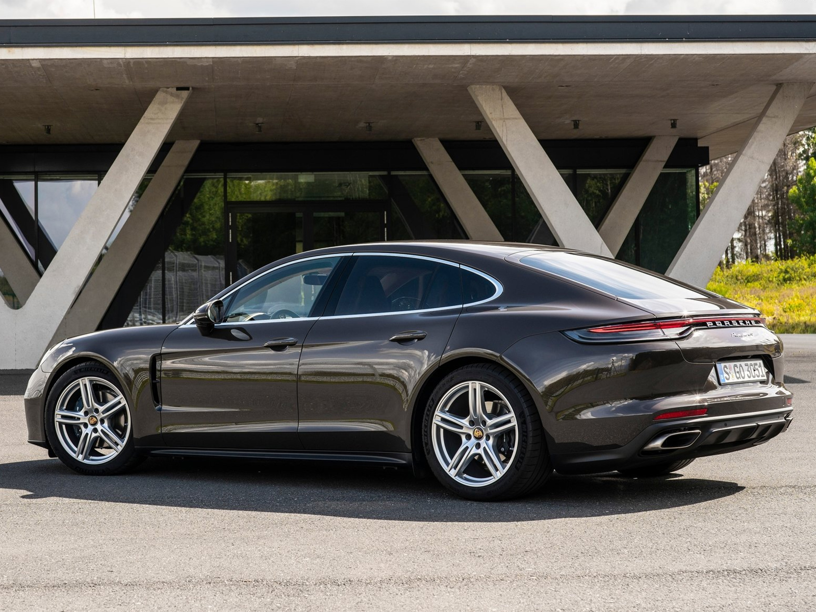 Porsche Panamera 2020 сбоку