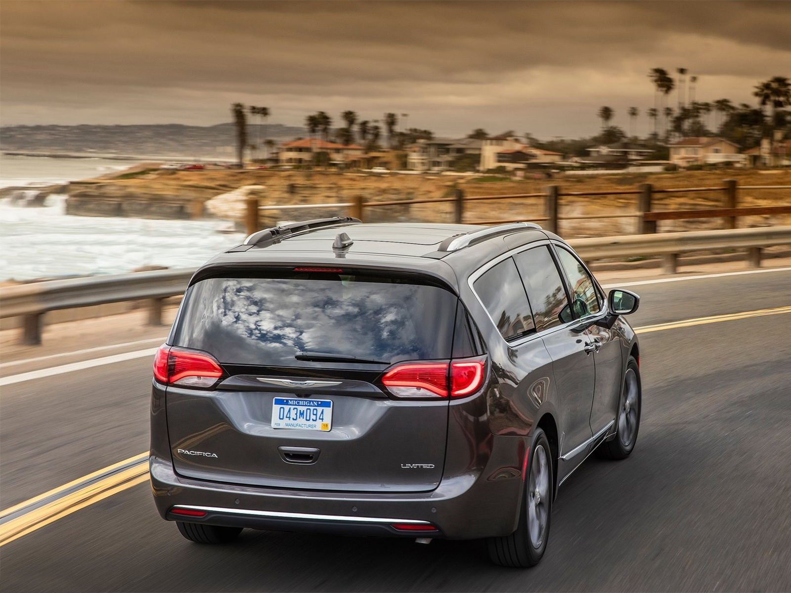 Новый chrysler pacifica 2018 - фото, характеристика, цена Новый chrysler pacifica 2018 - фото, характеристика, цена