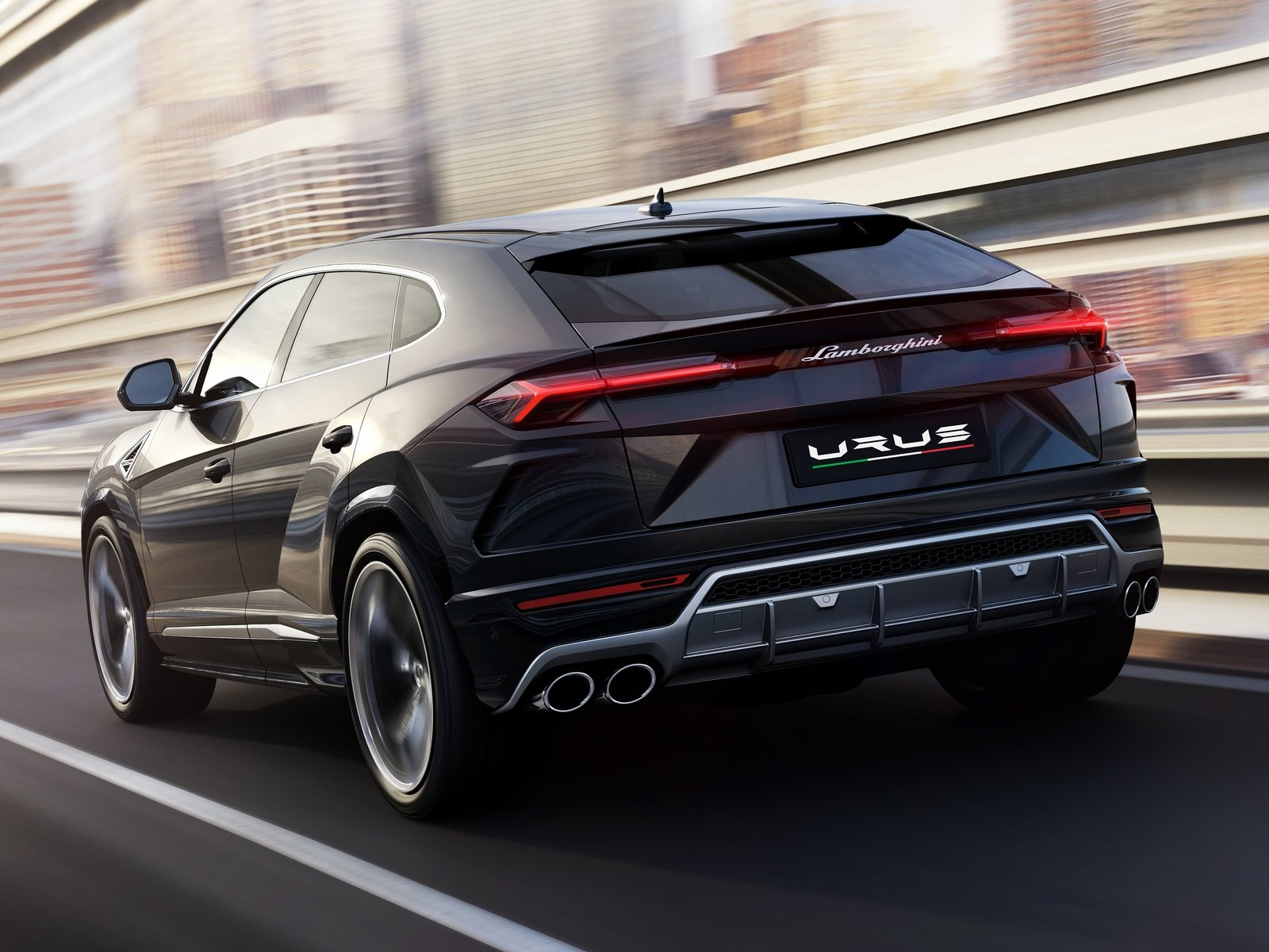 Lamborghini Urus сзади