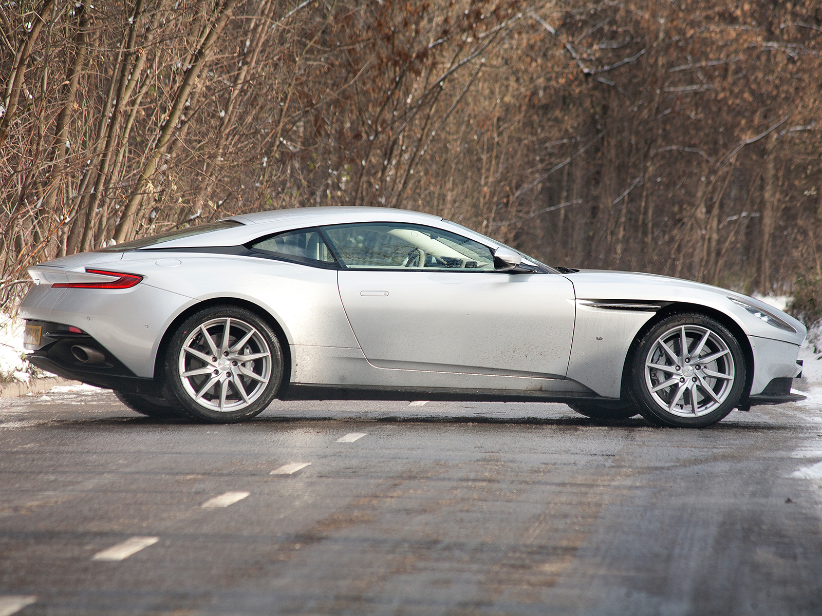 Aston Martin db11 2014