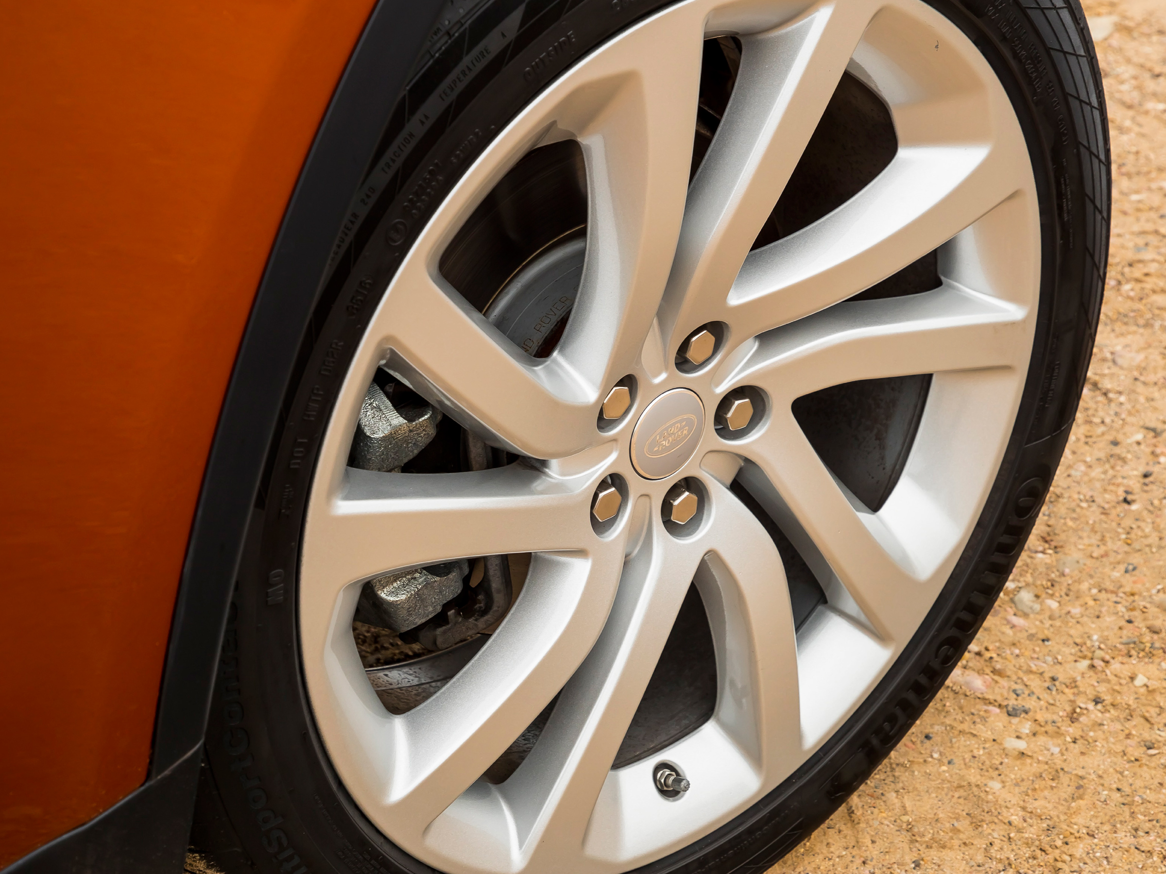 Фото Land Rover Discovery - Огромные 20-дюймовые колеса обуты в такую ...