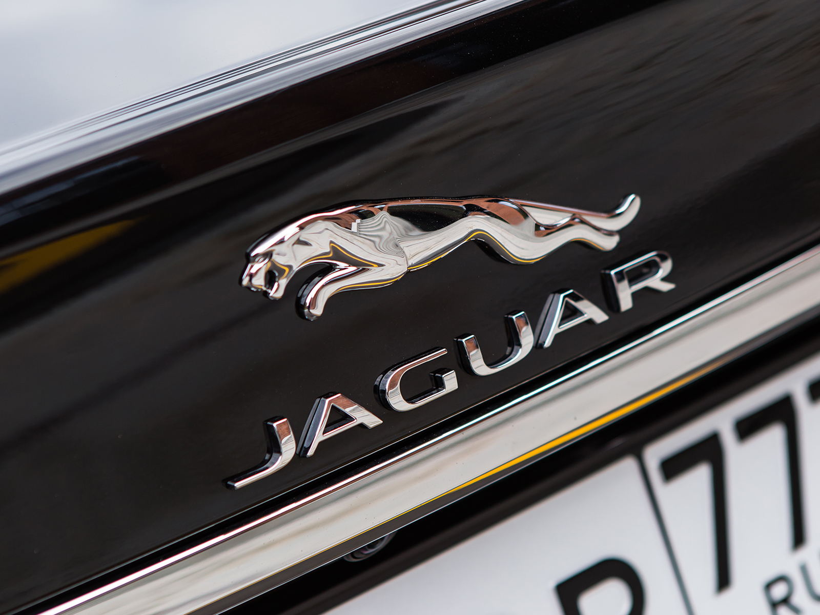 Jaguar XF шильдики