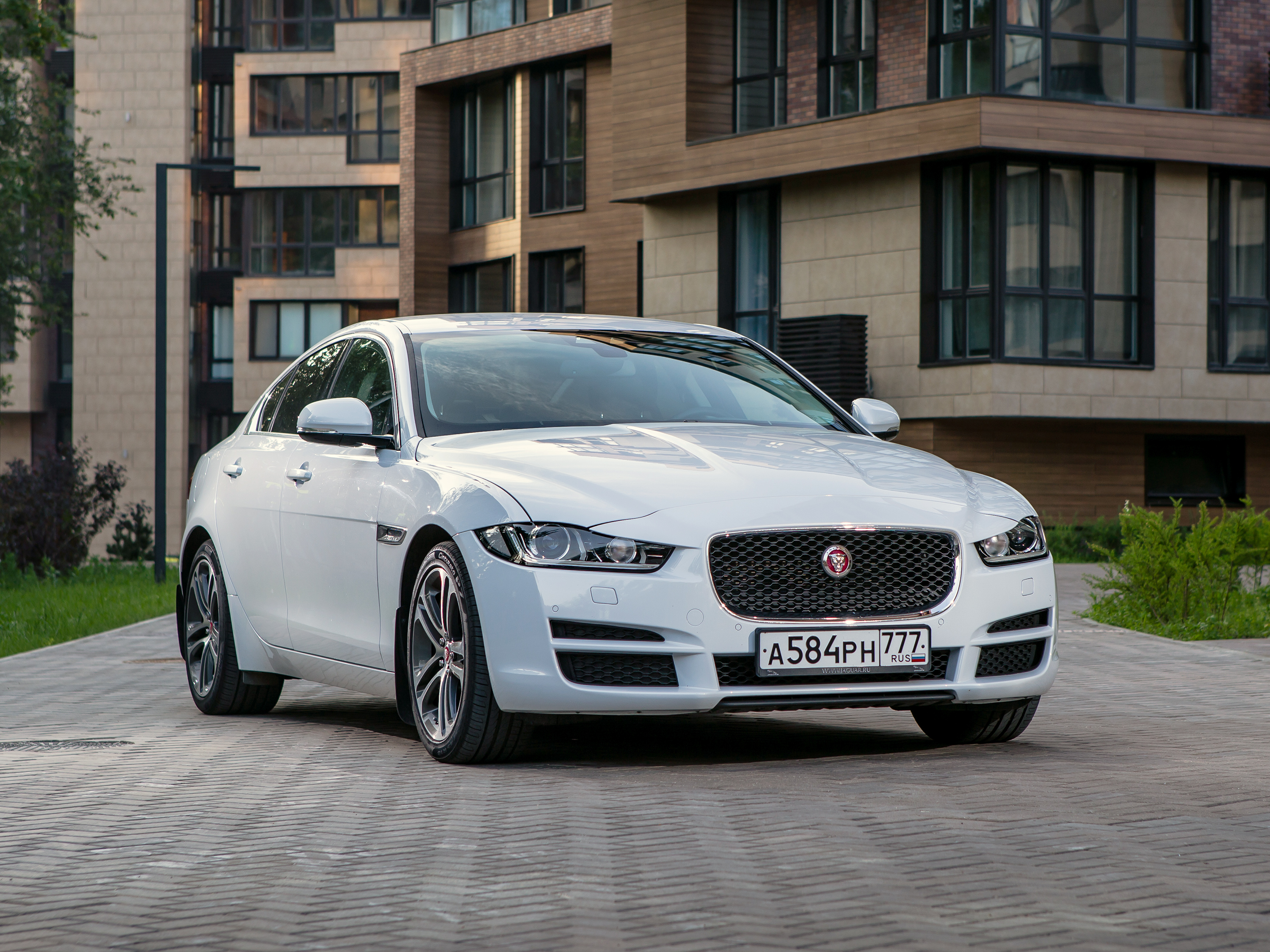 Jaguar xe i 2015