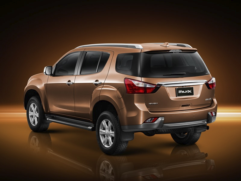 Фото Isuzu MU-X - Isuzu MU-X 2013 вид сзади 3/4